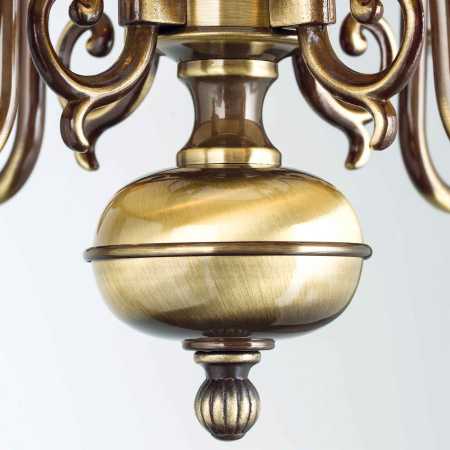 klassische Hängeleuchte mit Kerzen