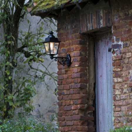 Aussenwandlaterne stehend