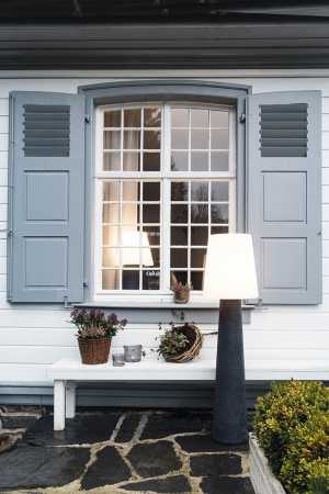 Stehende Aussenleuchte weiß