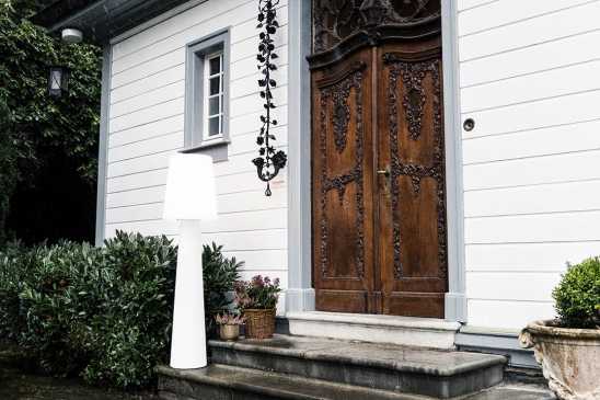 Stehende Aussenleuchte weiß