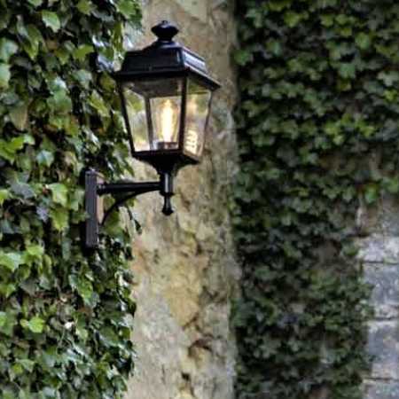 grüne Außenwandlampe klassisch