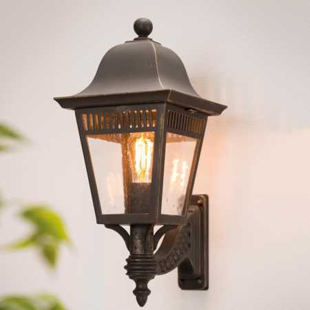 klassische Wandlaterne aufrecht