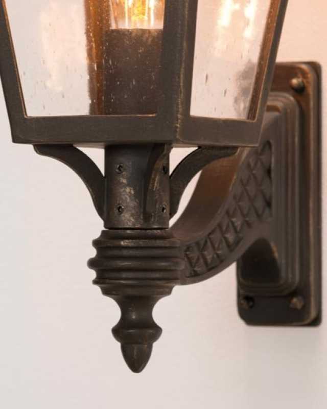 klassische Wandlaterne aufrecht