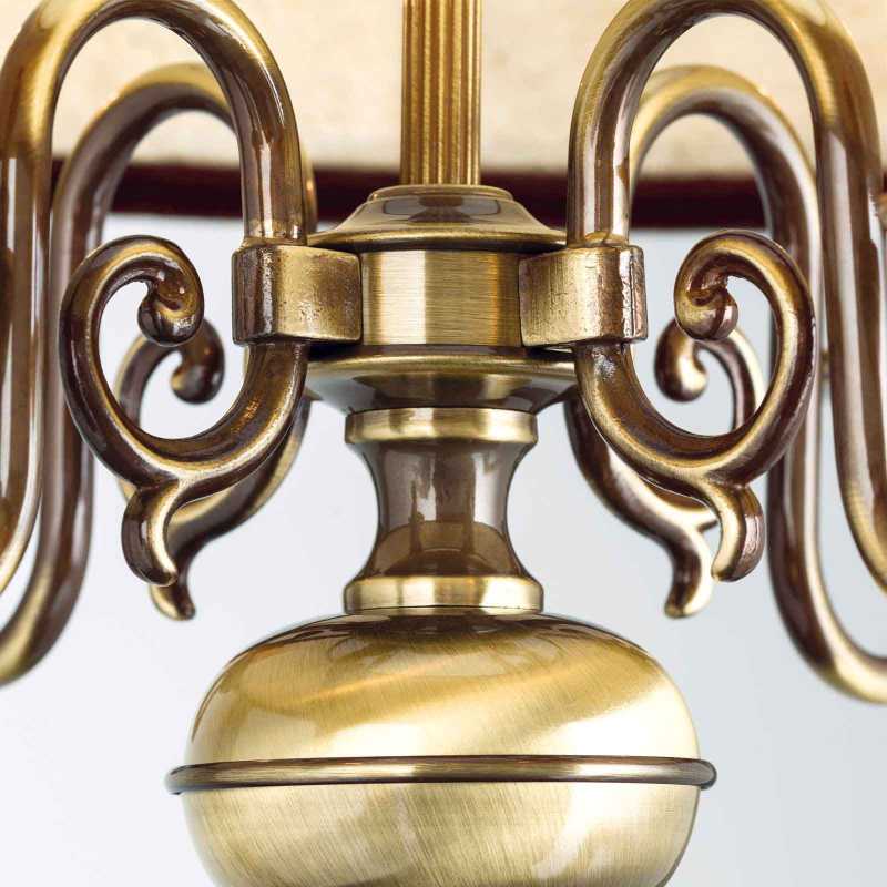 klassische Hängeleuchte mit Kerzen