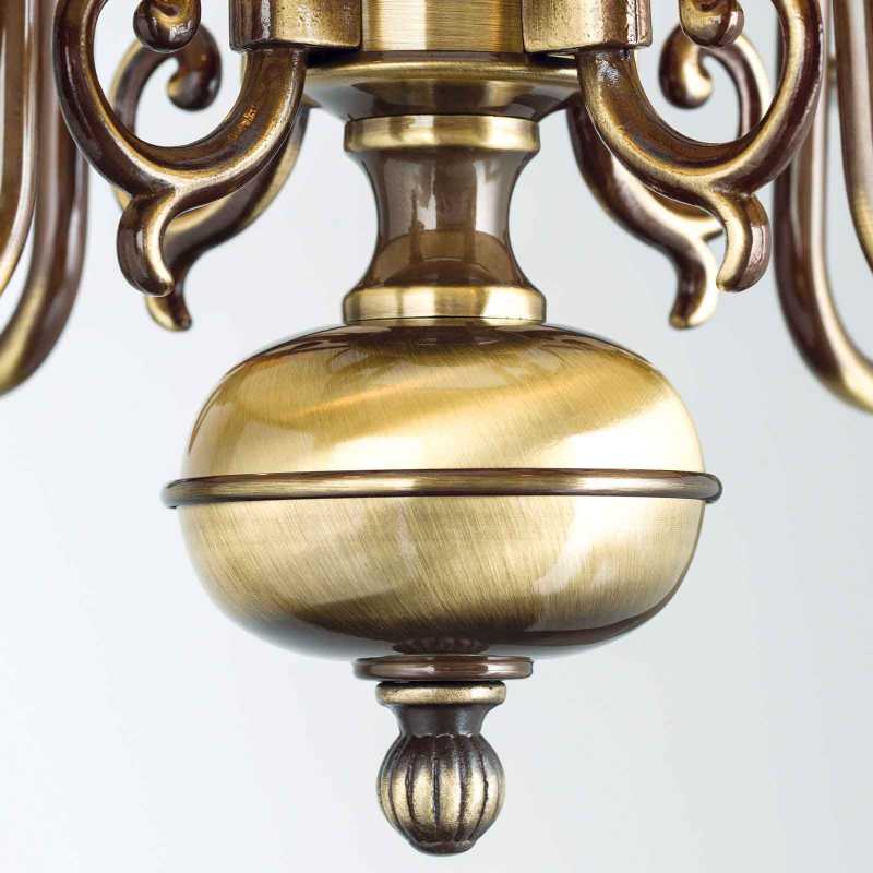 klassische Hängeleuchte mit Kerzen