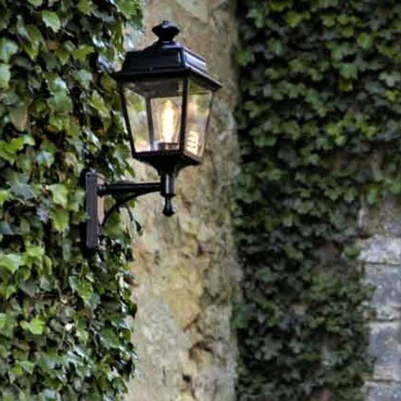 grüne Außenwandlampe klassisch