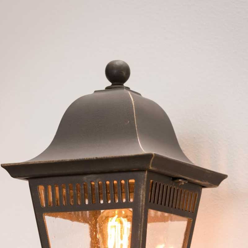 klassische Wandlaterne aufrecht