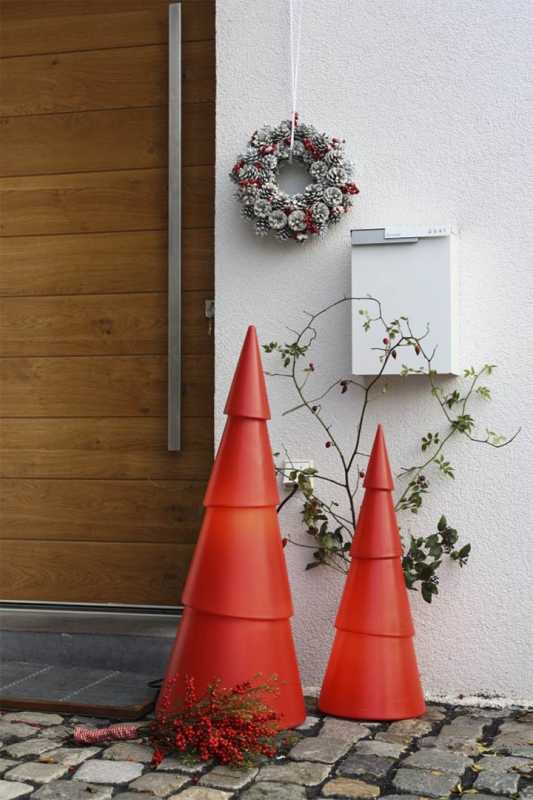 rote Aussenleuchte Design-Baum