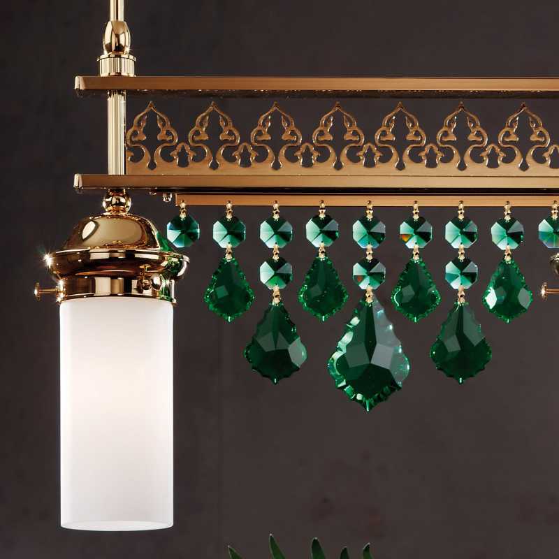 Hängeleuchte mit grünen Kristallen